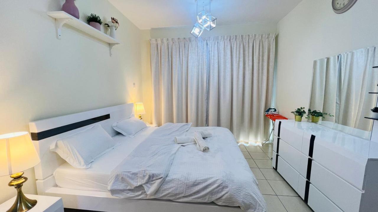 Newly Furnished Cozy One Bed Room Apartment 2 Bathroom City View Dubai Bagian luar foto