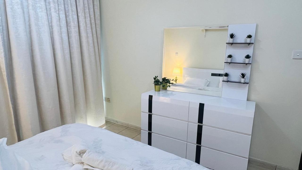 Newly Furnished Cozy One Bed Room Apartment 2 Bathroom City View Dubai Bagian luar foto